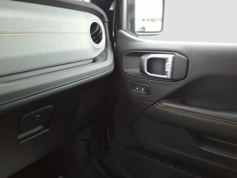Used 2025 Jeep Wrangler Sahara image 22