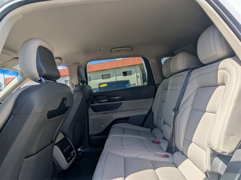 Used 2024 Lincoln Nautilus Premier image 12