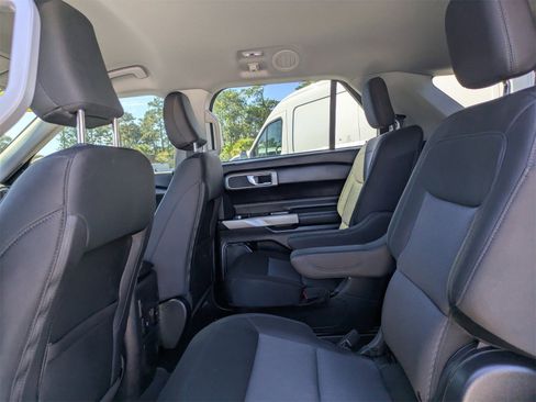 Used 2022 Ford Explorer XLT image 15