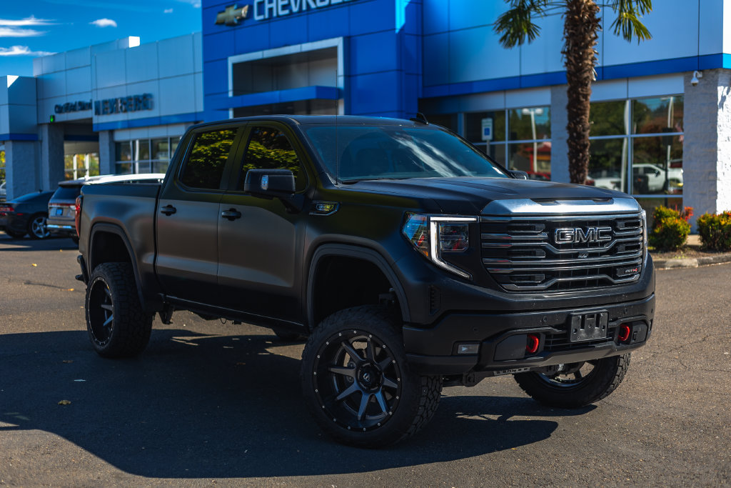Used 2024 GMC Sierra 1500 AT4 w/ Technology Package AWD/4WD image 1