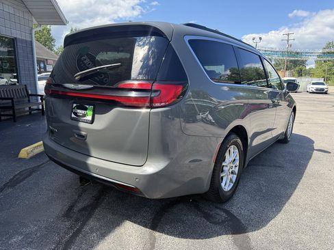 Used 2022 Chrysler Pacifica Touring-L w/ Uconnect Theater Family Group FWD image 3