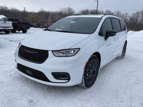 New 2026 Chrysler Pacifica Limited w/ Uconnect Theater Family Group image 3