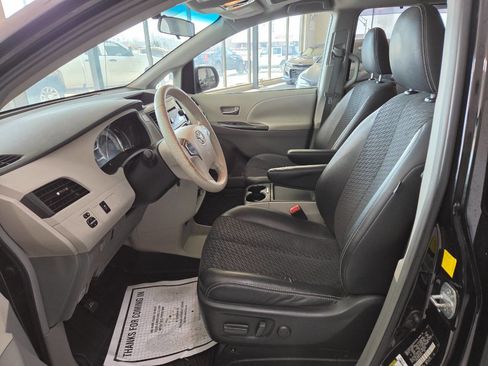 Used 2011 Toyota Sienna SE w/ Preferred Pkg image 12