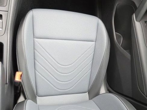 Used 2025 Volkswagen Tiguan SE AWD/4WD image 18