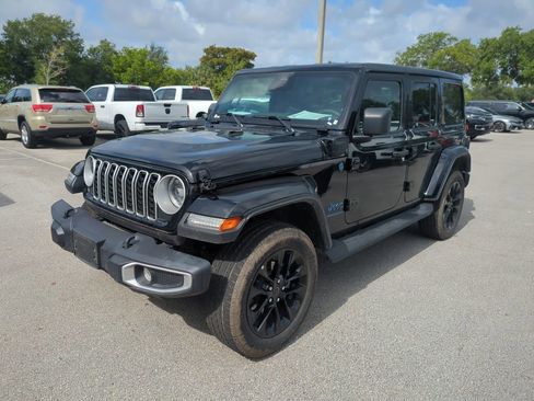 Used 2025 Jeep Wrangler Unlimited Sahara AWD/4WD image 10