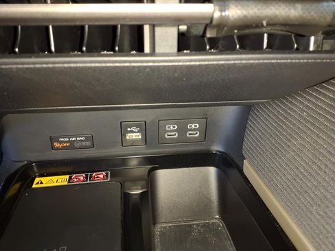 Used 2025 Toyota Camry SE w/ Convenience Package image 43