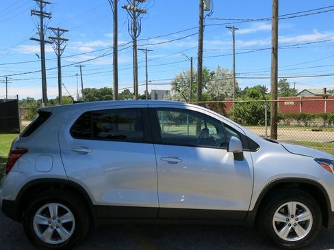 Used 2022 Chevrolet Trax LS w/ Tint and Cruise Package AWD/4WD image 5