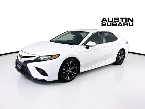 Used 2020 Toyota Camry SE image 3