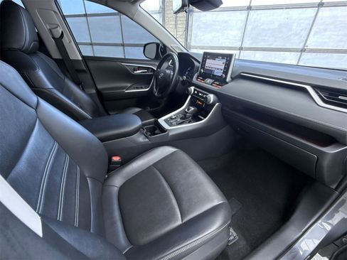 Used 2019 Toyota RAV4 Limited image 16