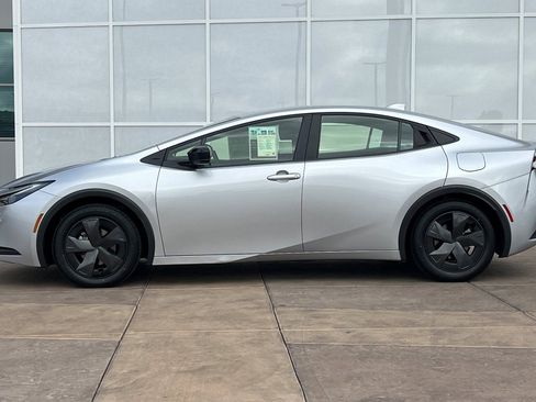 Used 2024 Toyota Prius LE image 7