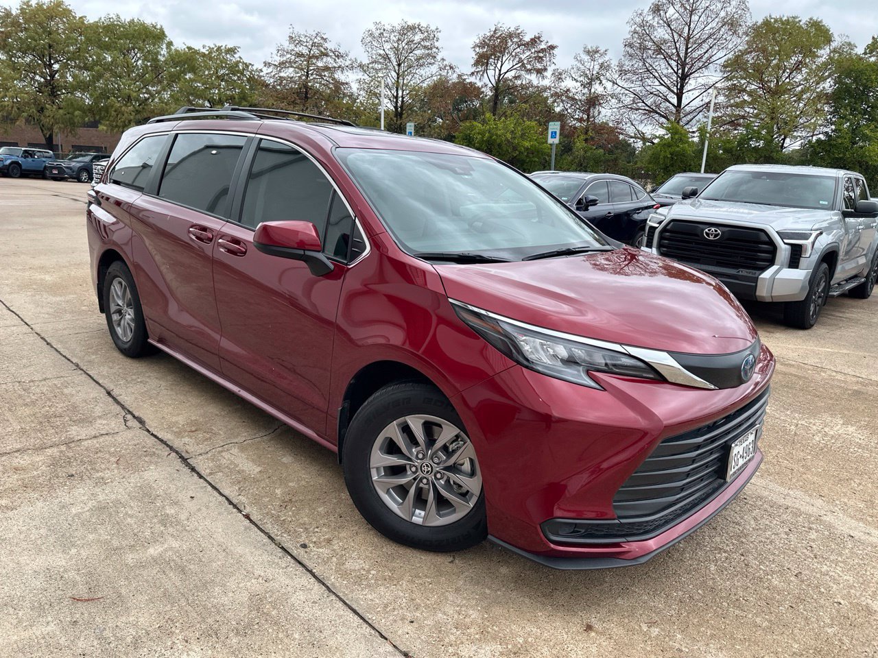 Used 2024 Toyota Sienna LE w/ LE Plus Package FWD image 2