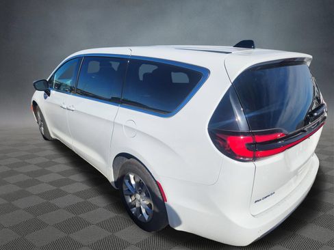 Used 2027 Chrysler Pacifica Limited FWD image 3