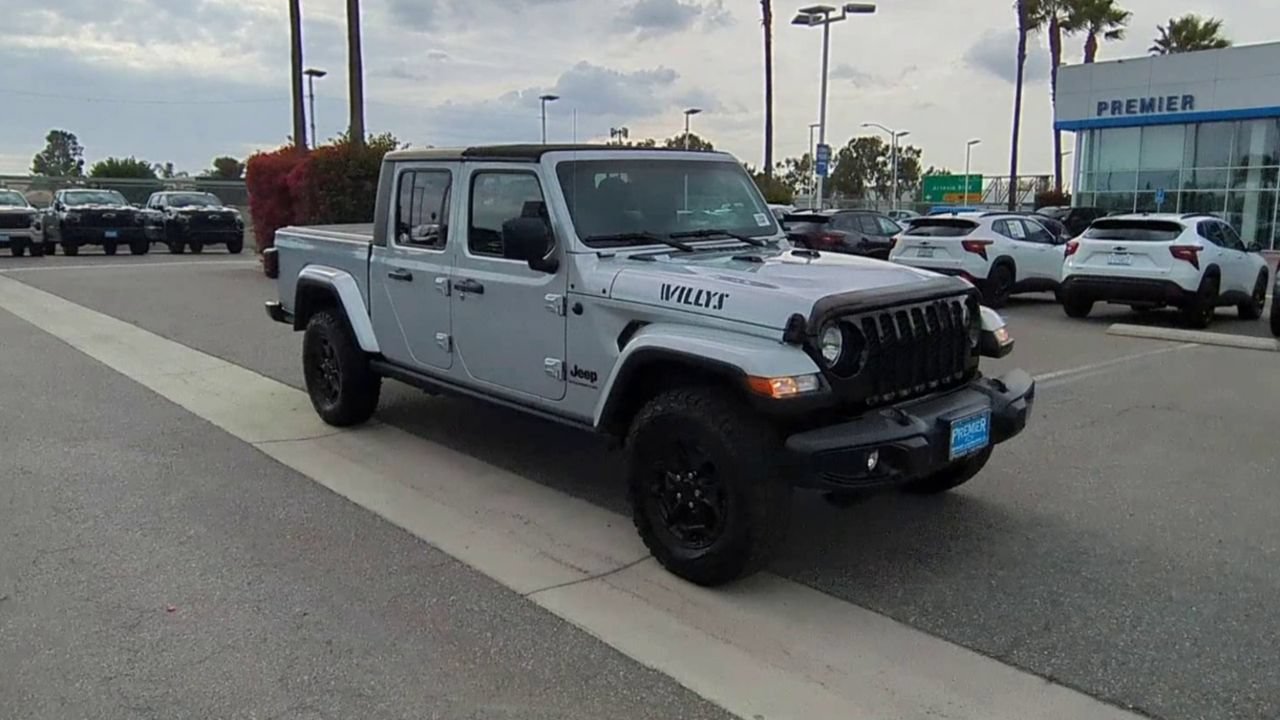 Used 2023 Jeep Gladiator Sport AWD/4WD image 2