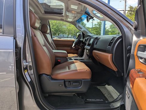 Used 2017 Toyota Sequoia Platinum AWD/4WD image 32