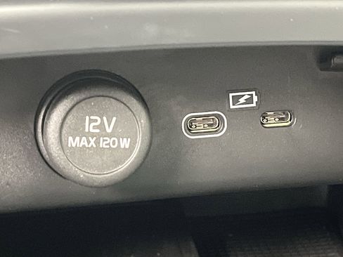 Used 2025 Volvo XC40 B5 Core image 23