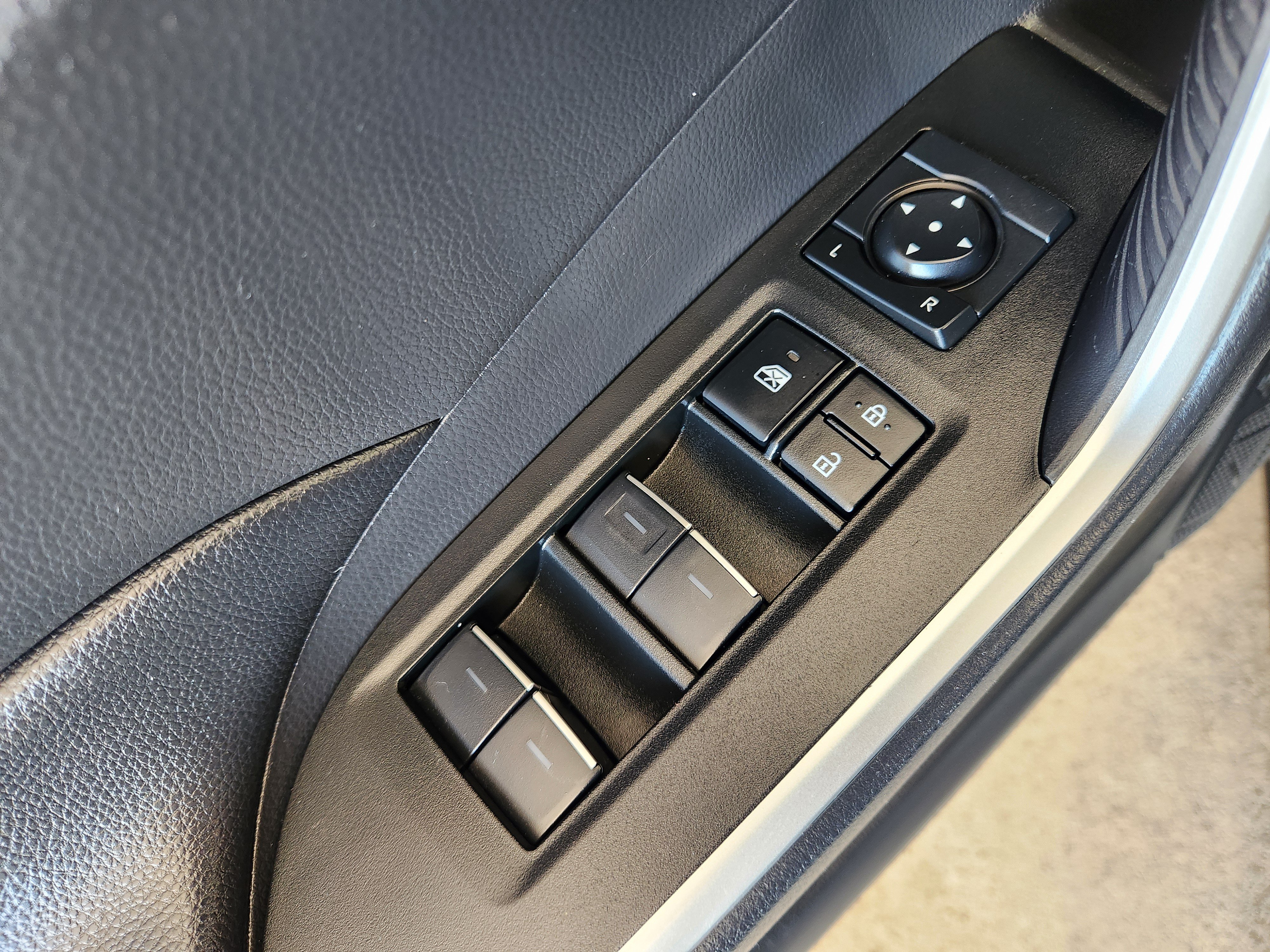 Used 2025 Toyota RAV4 XLE FWD image 25