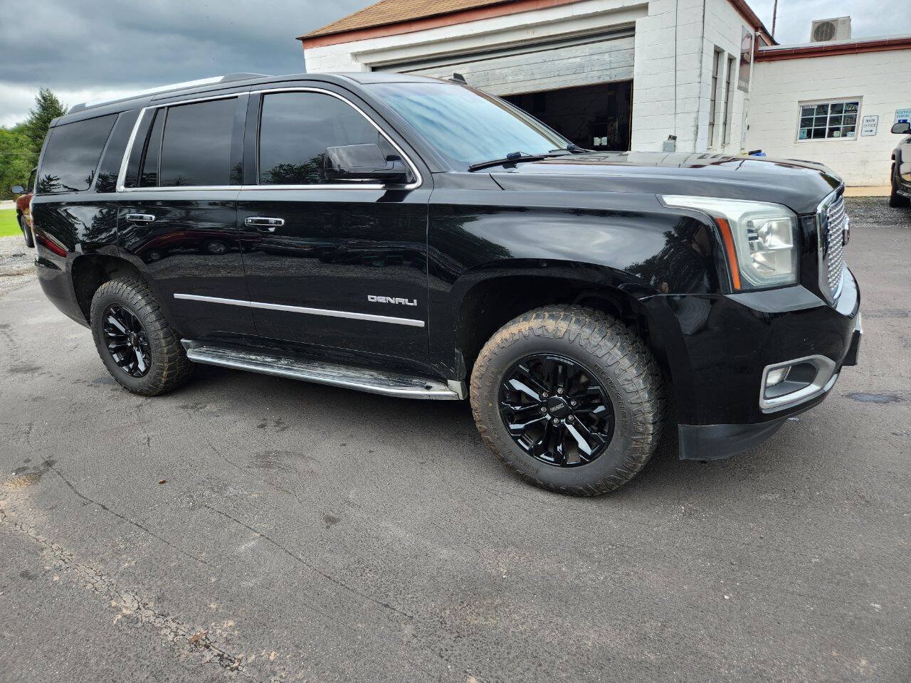 Used 2015 GMC Yukon Denali w/ Touring Package AWD/4WD image 12
