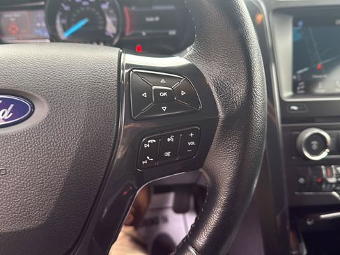 Used 2018 Ford Explorer XLT w/ Equipment Group 202A AWD/4WD image 21