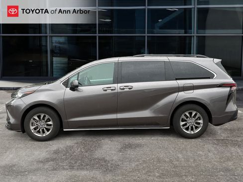Used 2023 Toyota Sienna LE FWD image 3