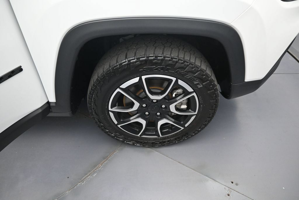 Used 2024 Jeep Compass Trailhawk AWD/4WD image 32