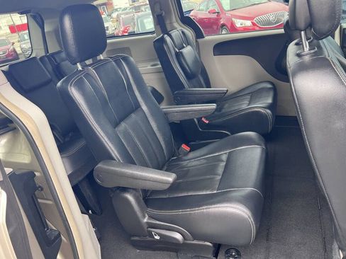 Used 2015 Chrysler Town & Country Touring w/ Driver Convenience Group image 18