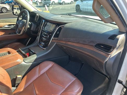 Used 2019 Cadillac Escalade ESV Premium Luxury image 42