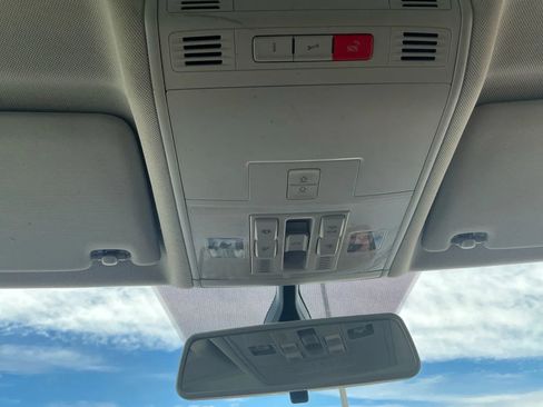 Used 2018 Volkswagen Tiguan SEL w/ 3rd Row Seat Package image 33