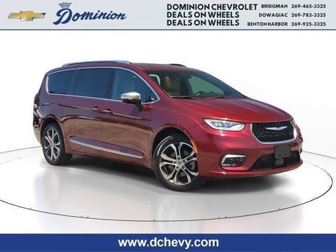 Used 2023 Chrysler Pacifica Pinnacle w/ Trailer Tow Group AWD/4WD image 1