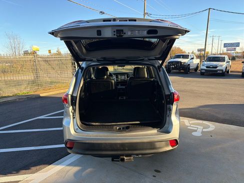 Used 2019 Toyota Highlander XLE w/ Carpet Mat Package (TMS) image 11