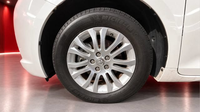 Used 2017 Toyota Sienna XLE w/ XLE Navigation Package FWD image 14