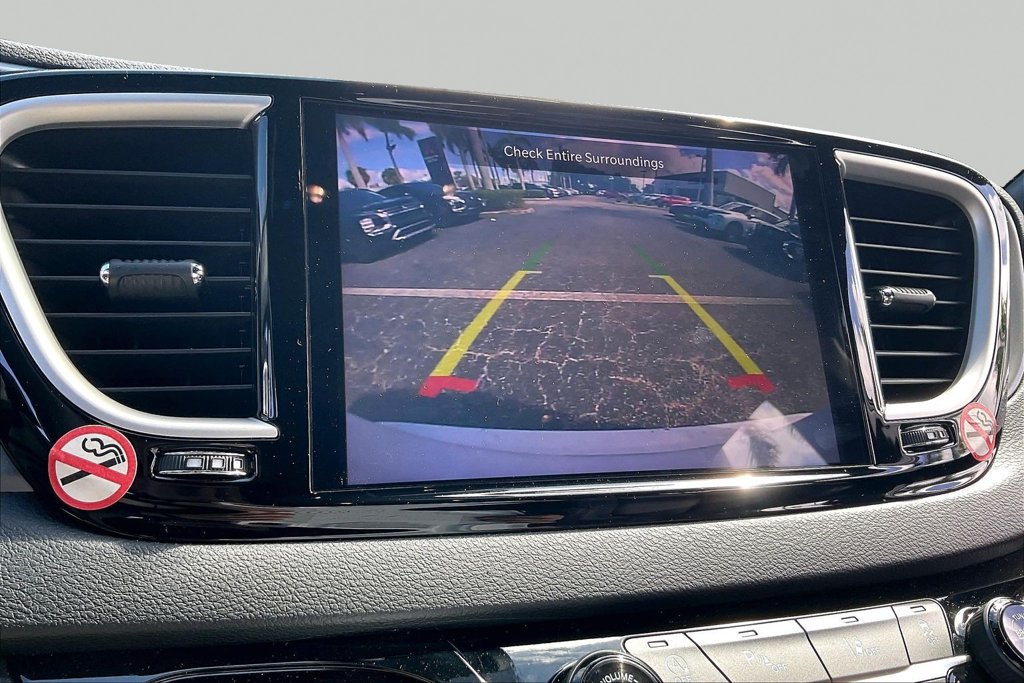 Used 2025 Chrysler Pacifica Select FWD image 12