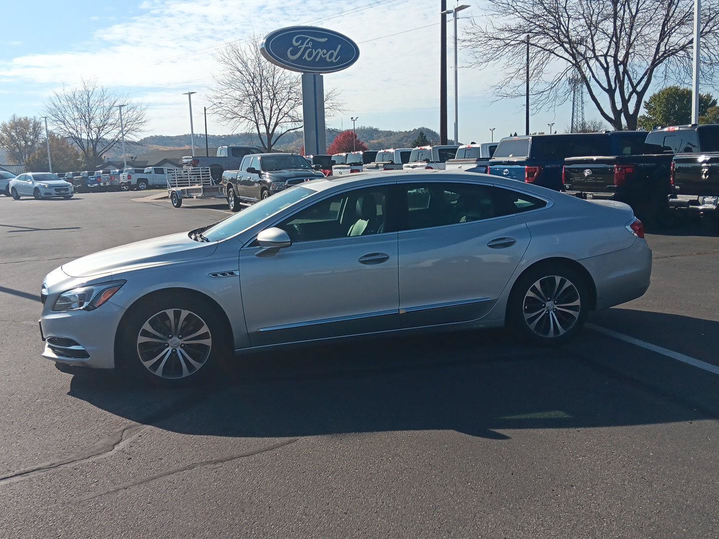 Used 2017 Buick LaCrosse Essence w/ Sun and Shade Package FWD image 9
