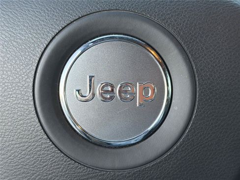 Used 2022 Jeep Grand Cherokee Laredo X AWD/4WD image 24