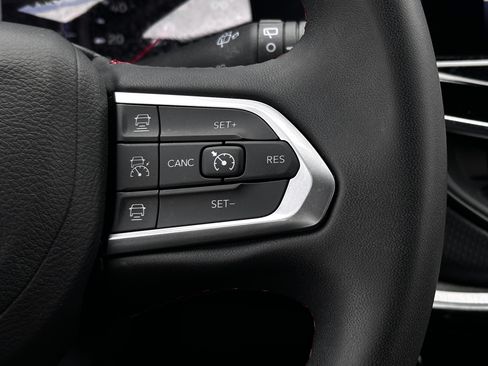 Used 2025 Jeep Compass Trailhawk AWD/4WD image 20