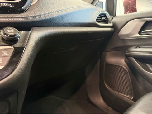 Used 2021 Chrysler Pacifica Touring-L w/ Uconnect Theater Family Group AWD/4WD image 16