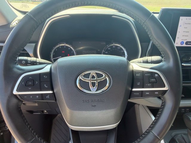 Used 2024 Toyota Highlander XLE FWD image 13