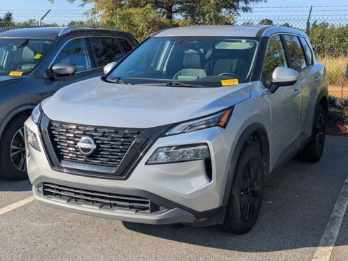 Used 2023 Nissan Rogue SV FWD image 2