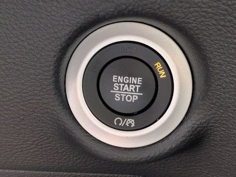 Used 2026 Chrysler Pacifica Limited FWD image 38
