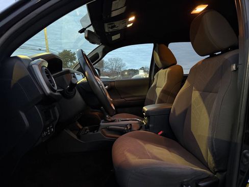 Used 2017 Toyota Tacoma TRD Off-Road w/ Tow Package (A/T) image 2