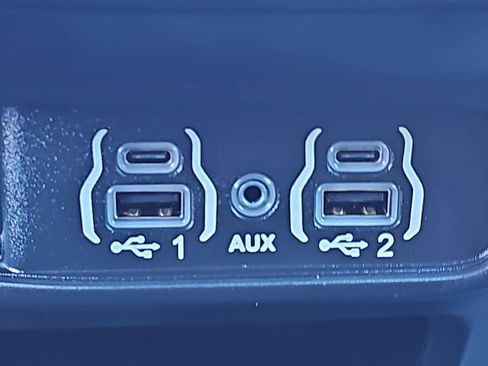 Used 2025 Chrysler Pacifica Select image 26