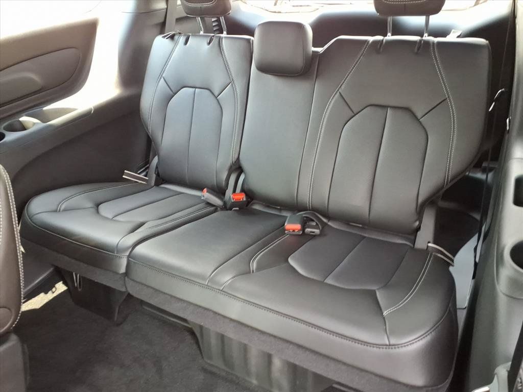 New 2027 Chrysler Pacifica Select FWD image 14
