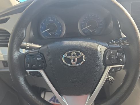 Used 2020 Toyota Sienna L image 10