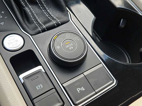 Used 2023 Volkswagen Atlas SE w/ Panoramic Sunroof Package image 17