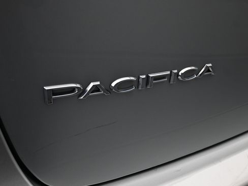 Used 2024 Chrysler Pacifica Touring-L FWD image 25