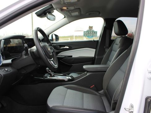 Used 2025 Chevrolet Trax LT w/ LT Convenience Package image 19