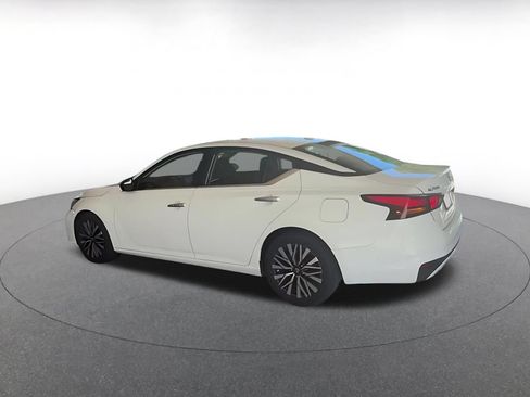 Used 2025 Nissan Altima 2.5 SV FWD image 9