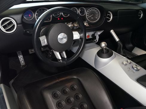 Used 2006 Ford GT RWD image 10