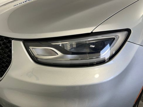 Used 2023 Chrysler Pacifica Touring-L FWD image 34