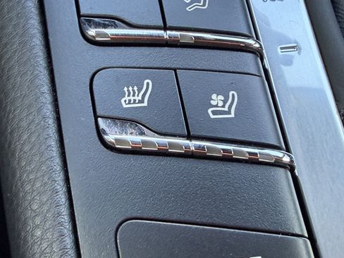 Certified 2021 Porsche Macan image 33