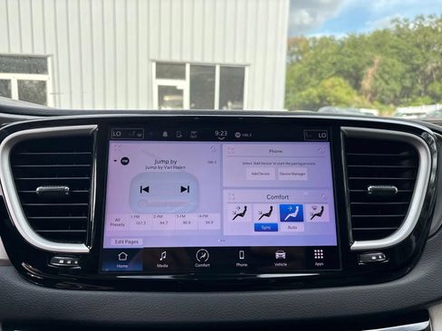 Used 2023 Chrysler Pacifica Touring-L FWD image 20